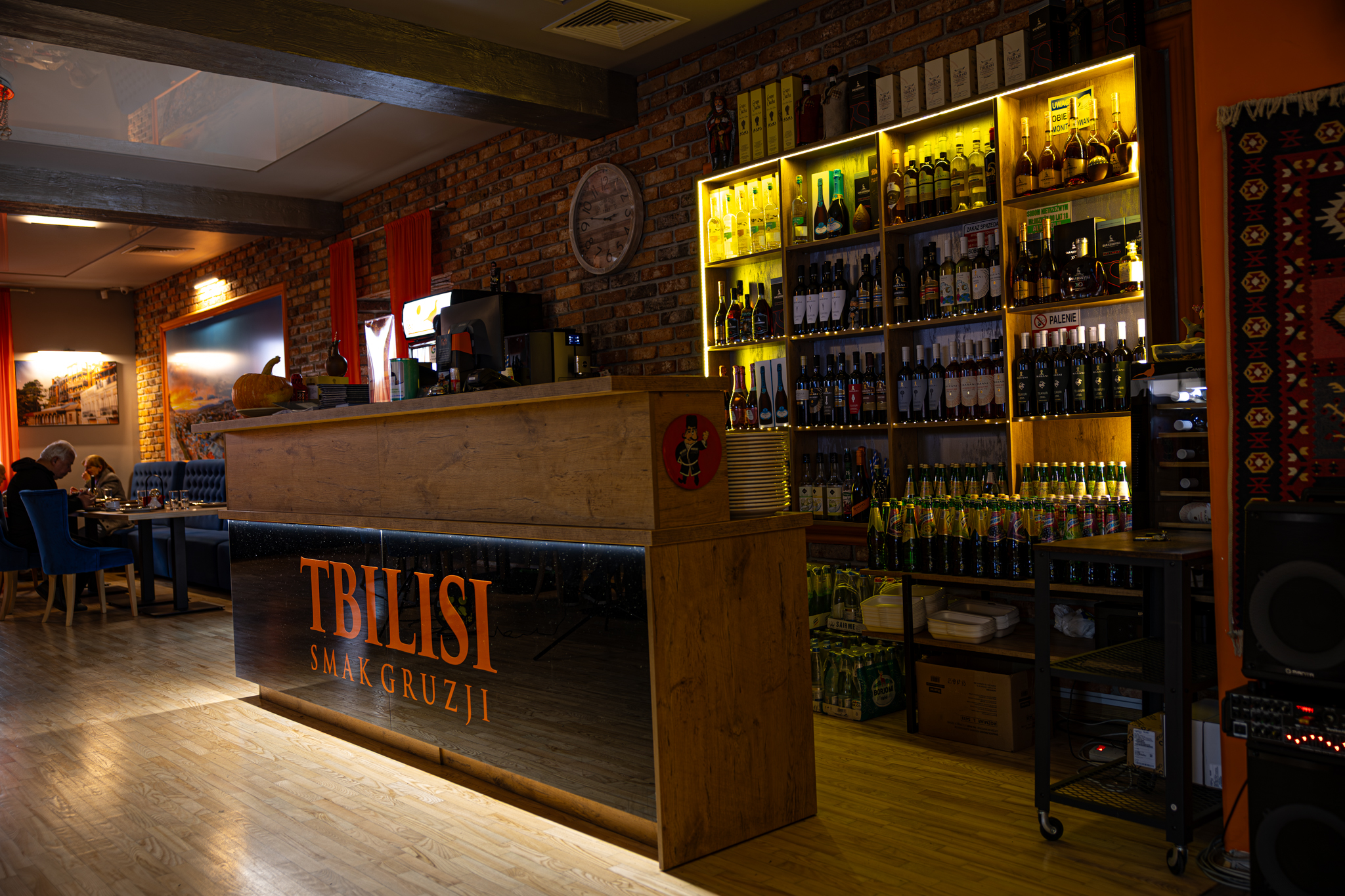 Bar i sala w restauracji Tbilisi Smak Gruzji
