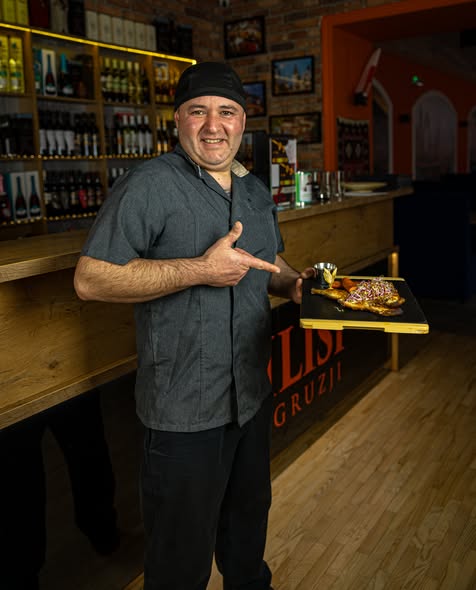 Kucharz restauracji Tbilisi prezentuje danie