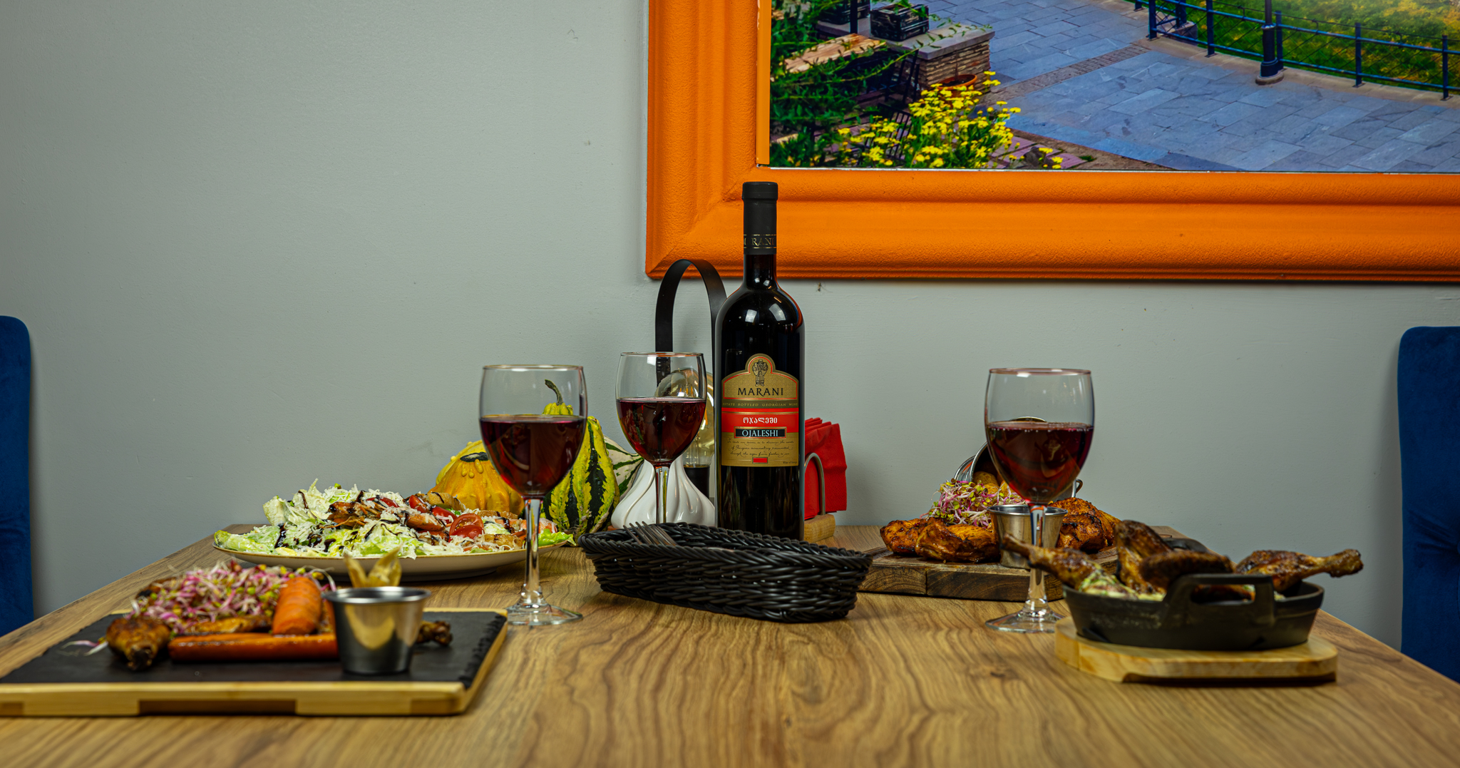 Zastawiony stół z winem i daniami gruzińskimi